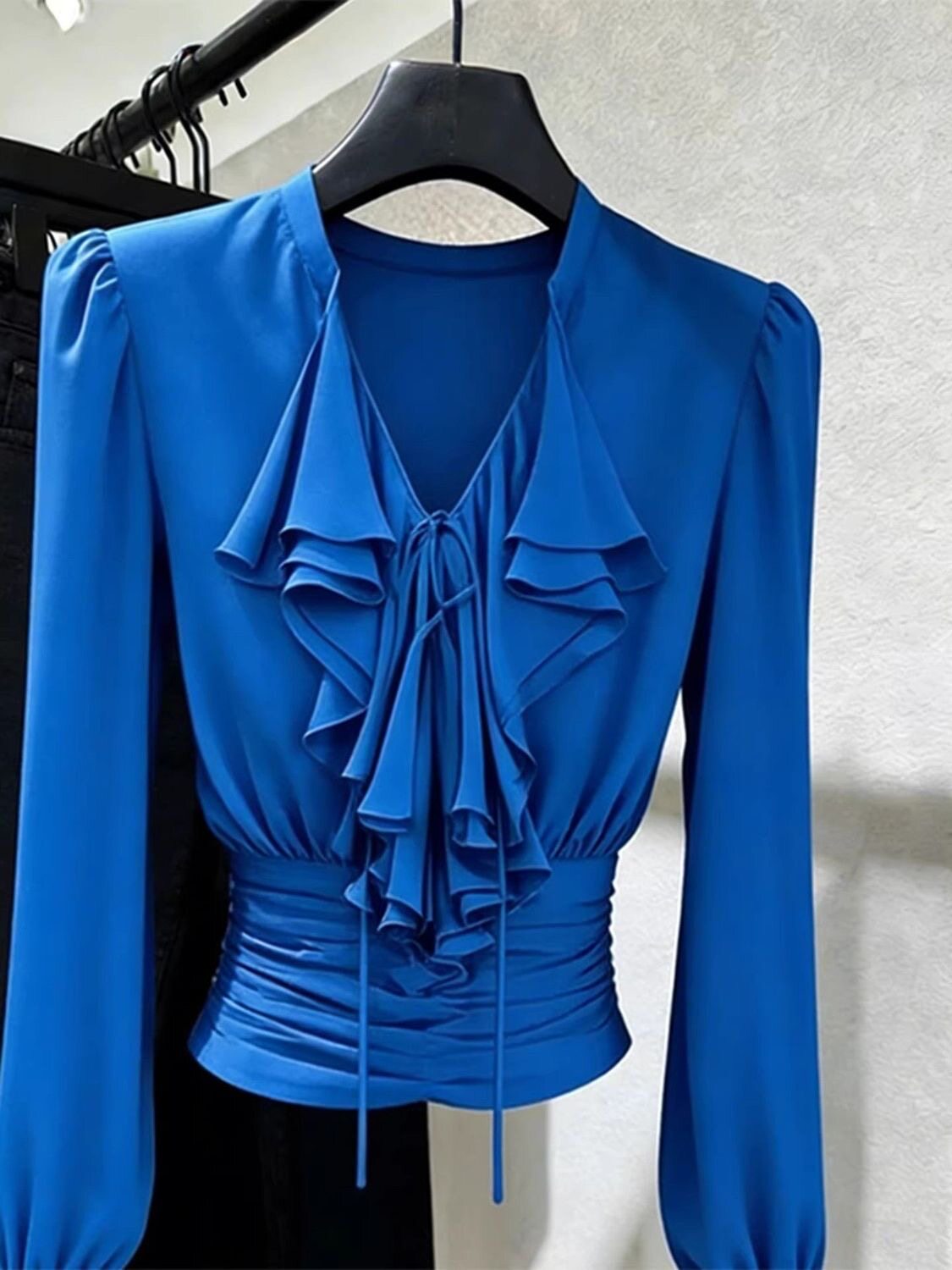 Women Formal Blouses For Evening Wear - Königsblaue Bluse mit Rüschen, V-Ausschnitt und